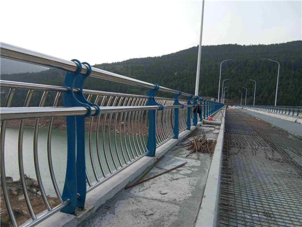 北碚不锈钢桥梁护栏的特点及其在桥梁安全中的重要作用